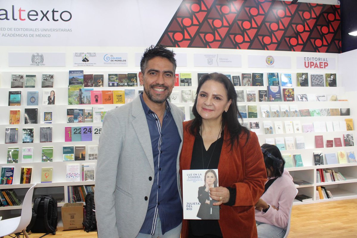 Desde la <a href="/FILGuadalajara/">FIL Guadalajara</a> presento mi libro acompañada de <a href="/chavaromero/">Salvador Romero Espinosa</a> y <a href="/GeopoliticusVic/">Víctor Saavedra</a> La historia más reciente de la desaparición de los institutos autónomos de la transparencia y el vacío que existe en los derechos ciudadanos de saber y cuidar los datos personales.