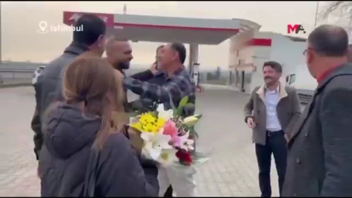 Birisi şerefli Türk polisi !
Diğeri serbest bırakılan pkklı p*ç kurusu .

Türk uyandı artık !