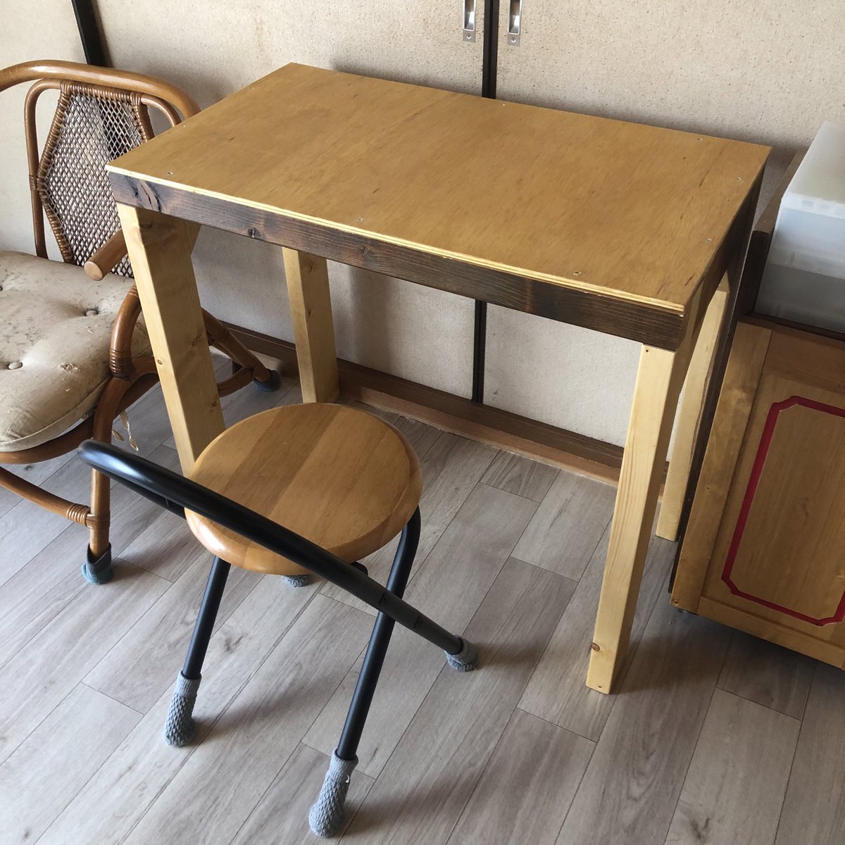 DiySmallFactory's tweet photo. 小さなテーブルを作りました。😆
９割型自然塗料のリボスオイルで塗装してます。

出来るだけ端材を消費せねばっ！😤
ネコ🐈部屋に設置。これで一緒にくつろげそうです〜。😆 https://t.co/8FgNGHDFFw