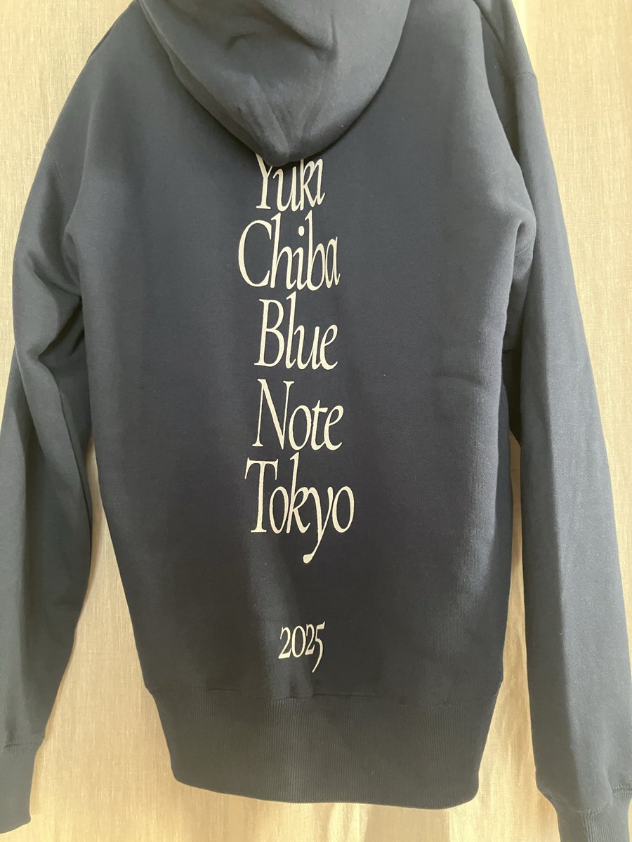 昨夜の千葉雄喜は吟遊詩人で、ジャズシンガーで、ブルースシンガーで、坂本九のようにも、レナードコーエンのようにも聴こえる時があり、ラッパーを超えて、ああ千葉雄喜というジャンルなんだこの人はと思った。

<a href="/BlueNoteTokyo/">ブルーノート東京</a> 
#千葉雄喜
#YukiChiba

一夜限りブルーノートカラーのパーカーに紅潮