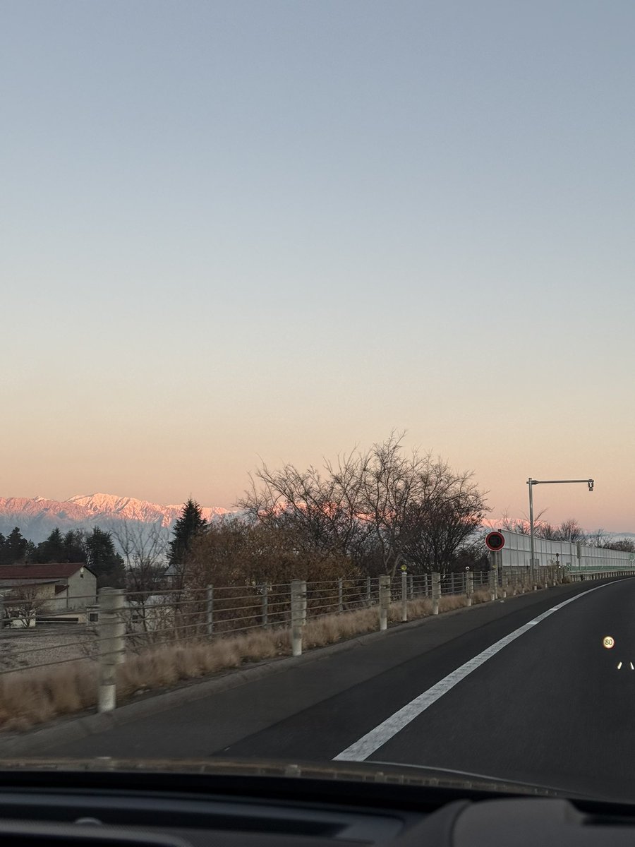 MAZDA2_ryo's tweet photo. これから山形県へ🚗
朝マックで朝ご飯。
この時期の安曇野の山は綺麗⛰️ ✨ https://t.co/4ABtq3DQlZ