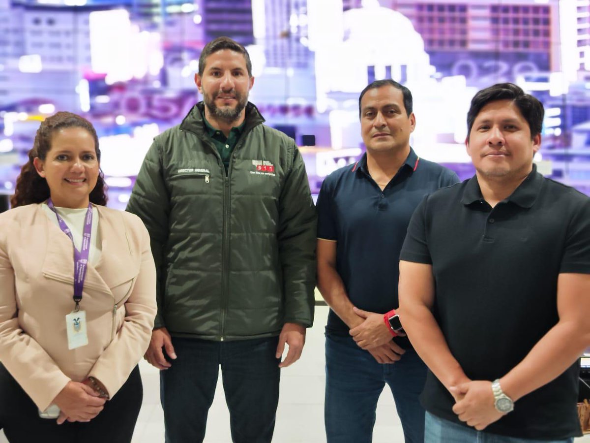 ECU911_'s tweet photo. @JCPaladines, Director General del #ECU911, y Marco Flores, Subdirector General, realizaron una visita al Centro Zonal 3 en #Ambato para constatar la operatividad del sistema de #VideoVigilanciaECU911 y la atención de llamadas para la coordinación de emergencias. 

La agenda incluyó una reunión con la Coordinadora Zonal, Joyce Mancero, para la revisión de los avances en la interoperabilidad privada y la supervisión de los procesos administrativos de cierre de año fiscal.

Además, compartió palabras de felicitación y compromiso con la institución.