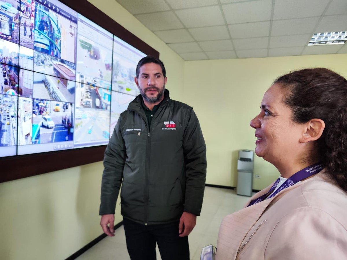 ECU911_'s tweet photo. @JCPaladines, Director General del #ECU911, y Marco Flores, Subdirector General, realizaron una visita al Centro Zonal 3 en #Ambato para constatar la operatividad del sistema de #VideoVigilanciaECU911 y la atención de llamadas para la coordinación de emergencias. 

La agenda incluyó una reunión con la Coordinadora Zonal, Joyce Mancero, para la revisión de los avances en la interoperabilidad privada y la supervisión de los procesos administrativos de cierre de año fiscal.

Además, compartió palabras de felicitación y compromiso con la institución.