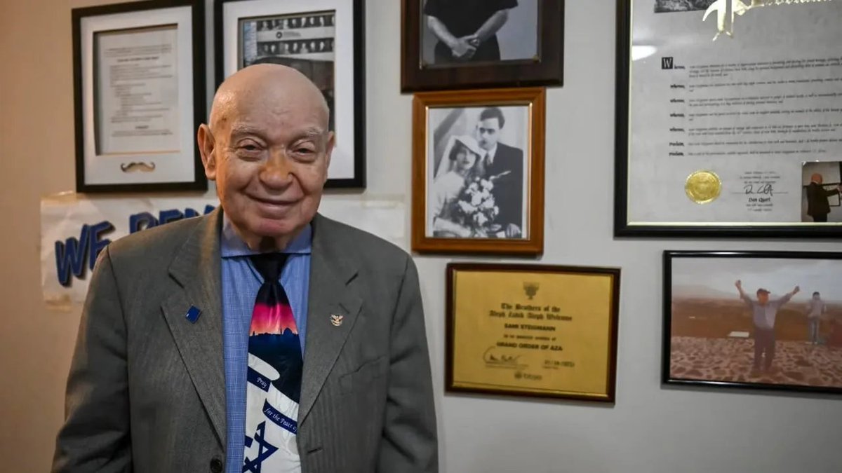 DahliaKurtz's tweet image. This is my friend, Holocaust survivor, Sami Steigmann.

As a boy, he was medically torturеd by Hitlеr's monstеrs. To this day, he lives in constant pain. But works to spread love and light.

Brooklyn school principal Arin Rusch just stopped him from teaching her students about…