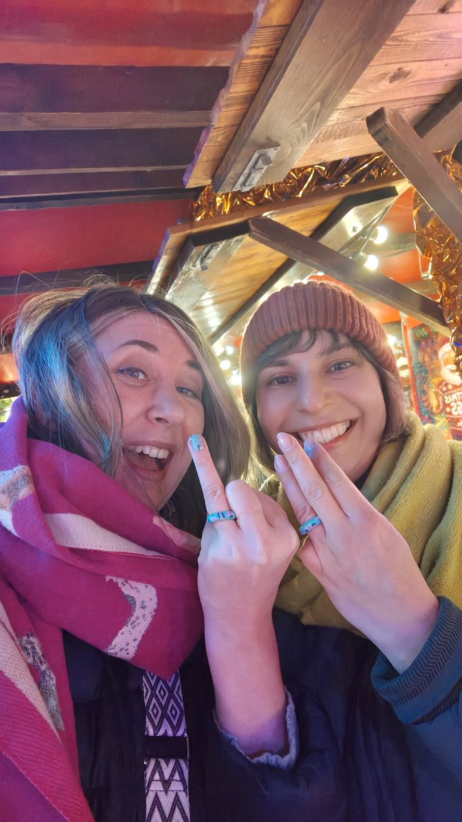 А сегодня мы поженились под мостом. 😍