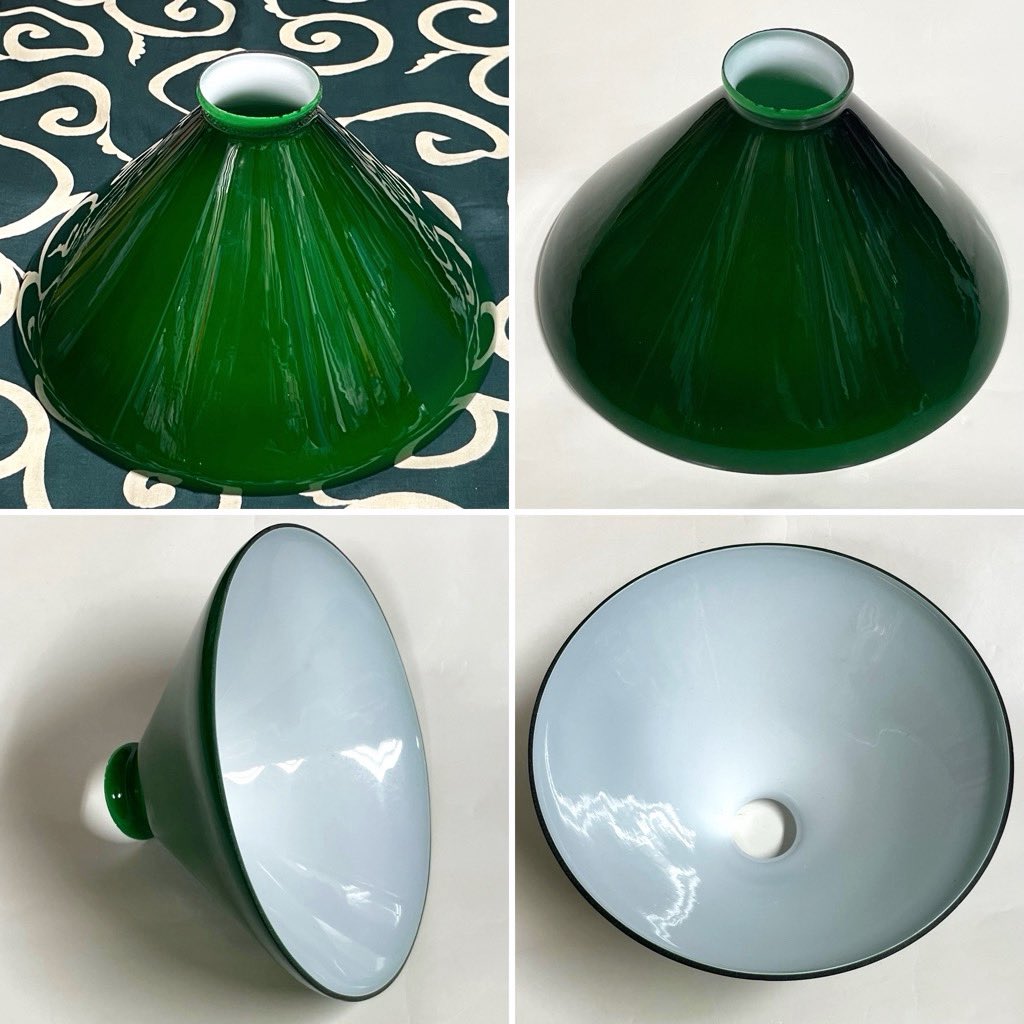 レトロな色形した#ガラスシェード もやって来ました。 こちらは昔の