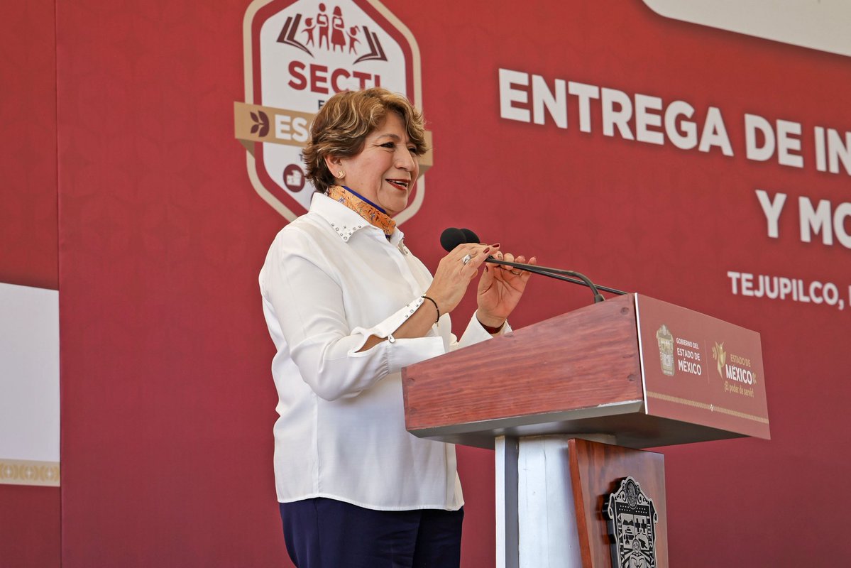 SeducEdoMex's tweet image. ⭐️Con una inversión superior a los 285 millones de pesos, la Gobernadora @delfinagomeza, quien ha puesto a la educación en el centro de su gobierno, entregó en #Tejupilco con el programa #SECTIEnTuEscuela:

🪑Mobiliario escolar.
🏫 Infraestructura educativa.