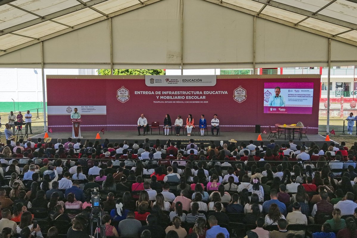 SeducEdoMex's tweet image. ⭐️Con una inversión superior a los 285 millones de pesos, la Gobernadora @delfinagomeza, quien ha puesto a la educación en el centro de su gobierno, entregó en #Tejupilco con el programa #SECTIEnTuEscuela:

🪑Mobiliario escolar.
🏫 Infraestructura educativa.