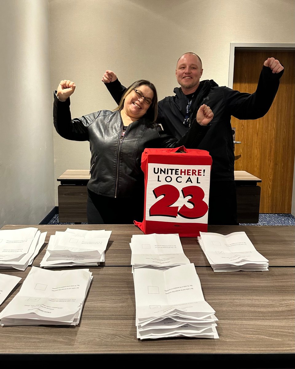 unitehere23's tweet photo. 🚨BREAKING: New Contracts for Airport Lounge Workers at George Bush Airport in Houston! Workers won an immediate $4 raise plus $2 over the life of the contract. 👏 Congratulations!
Thank you @HouMayor Whitmire for your continued support of hospitality workers in Houston. https://t.co/RdvbCIKUvW