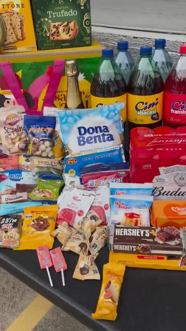 William_Castro's tweet image. A Rede Massa, do Ratinho, caprichou pra caramba na cesta de Natal dos funcionários esse ano: 26 kg de itens, entre congelados, bebidas e comestíveis. Achei muito foda. Festa de final de ano e cesta boa de Natal deveriam ser inegociaveis pras empresas. O impacto é muito positivo.