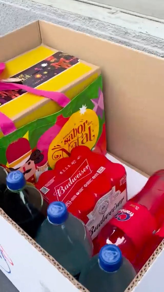 William_Castro's tweet image. A Rede Massa, do Ratinho, caprichou pra caramba na cesta de Natal dos funcionários esse ano: 26 kg de itens, entre congelados, bebidas e comestíveis. Achei muito foda. Festa de final de ano e cesta boa de Natal deveriam ser inegociaveis pras empresas. O impacto é muito positivo.