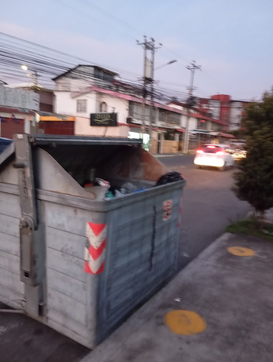tiishoo's tweet photo. @pabelml @MunicipioQuito @ObrasQuito @ambientequito @teleamazonasec @EcuavisaInforma @rtvenoticias  en la calle capitán Rafael Ramos hay varios  contenedores de basura  sin tapas , mal aspecto , huele mal , contaminación el ambiente . Porfavor urgente atención https://t.co/lQ0LUBki7j