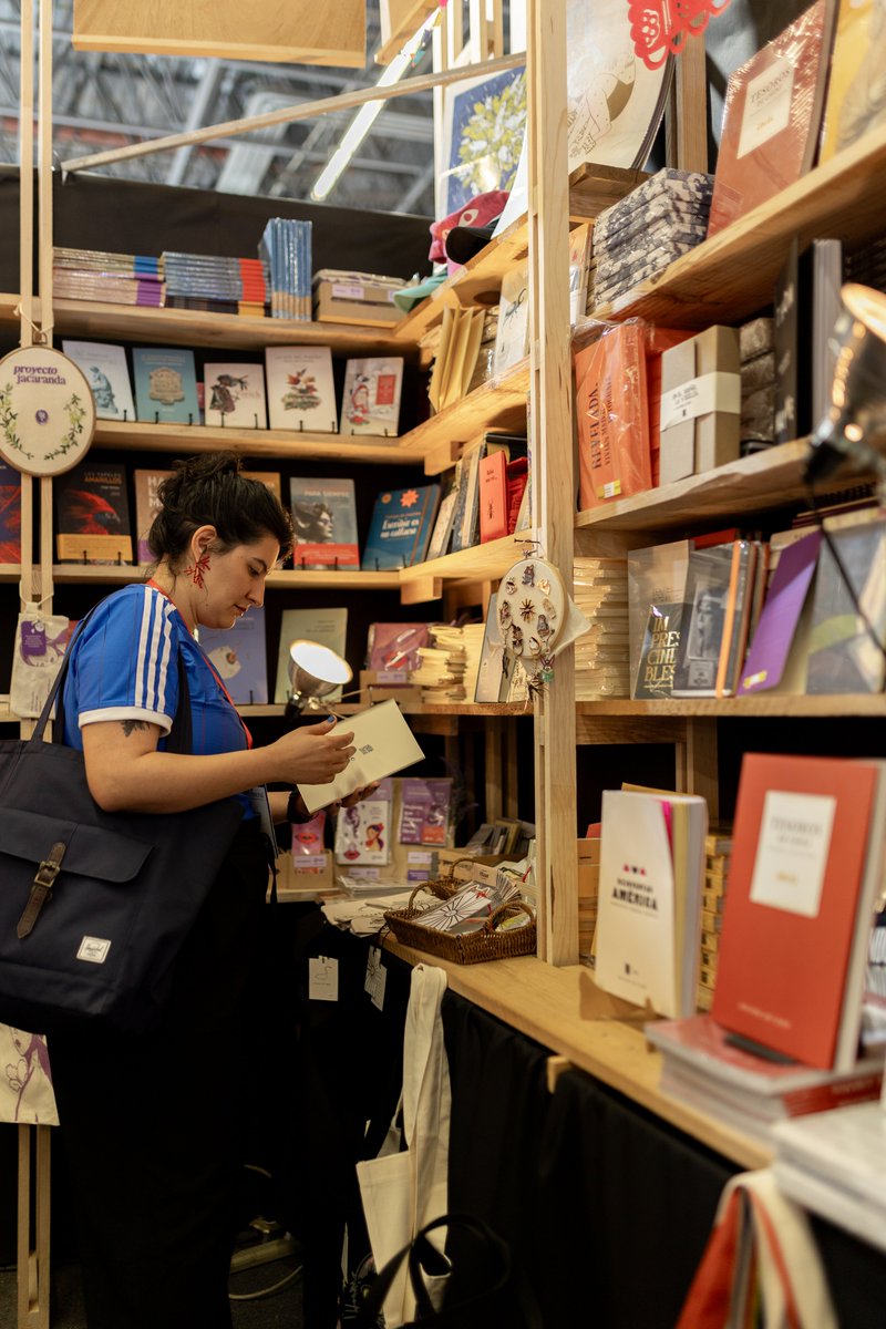 Pues sí, los rumores son ciertos, aquí seguimos en la FIL Guadalajara con el stand más hermoso de la zona, de la región, de los alrededores. Lejos de las pantallas y la lógica del espectáculo. Esa soy yo, corazones de mi vida. Libros y estantería y nada más. Stand C6.