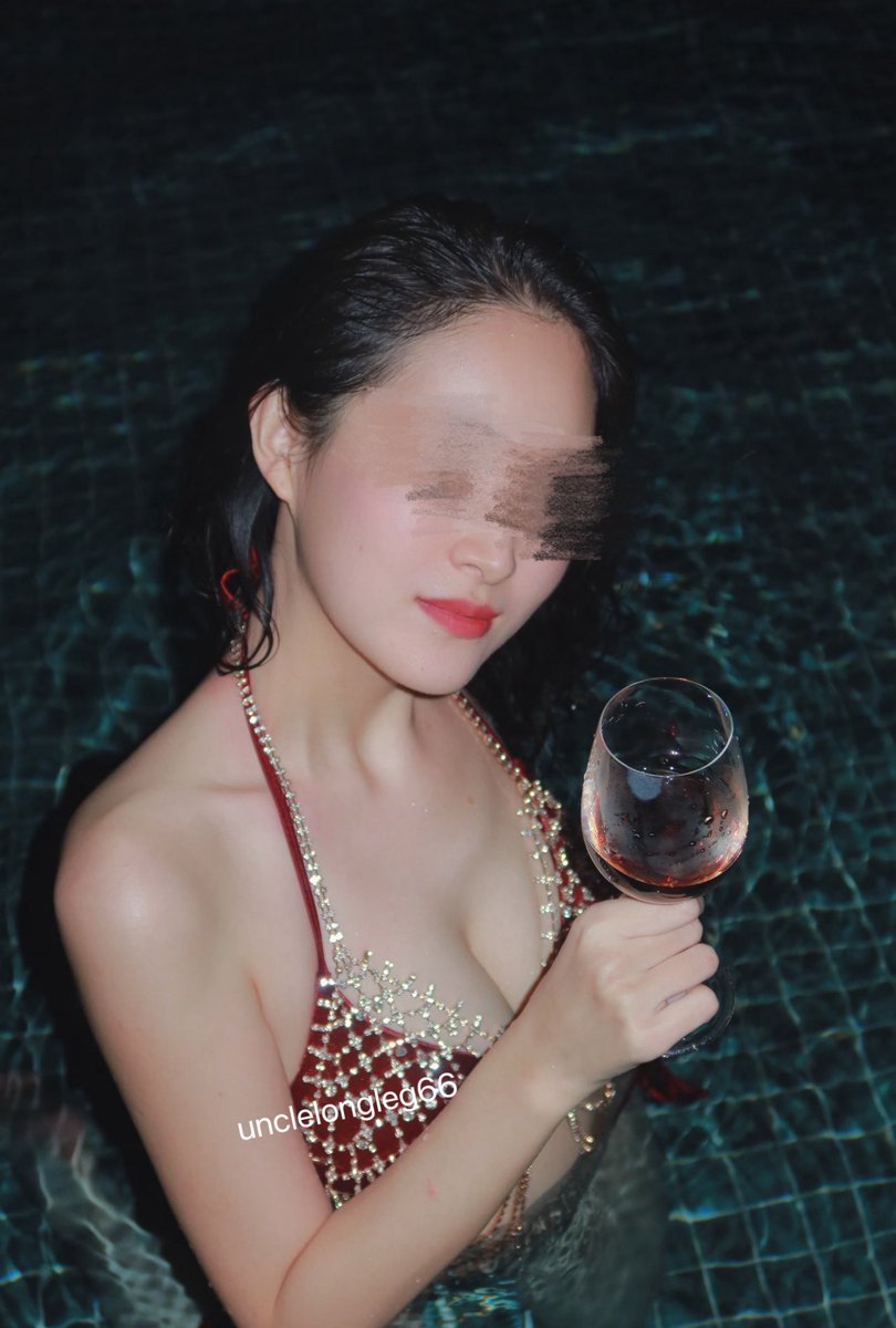 unclelongleg66's tweet photo. 拍照的时候旁边还有两个男生在旁边偷瞄，但女主感觉越被看就越放得开。 https://t.co/VyG2tEH9J0