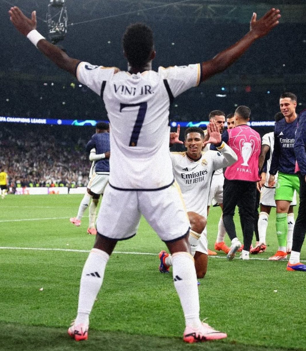 Mario___RM's tweet photo. Vinicius Junior tiene tan poco ego que marca un gol en una Final de Champions y hace la celebración del compañero que le ha dado la asistencia. https://t.co/KyNzt0OyKp