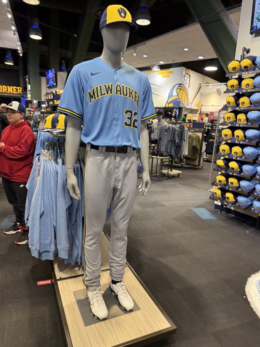 ingridattack's tweet photo. #WeWantBluePants https://t.co/Tf59nMOYAl