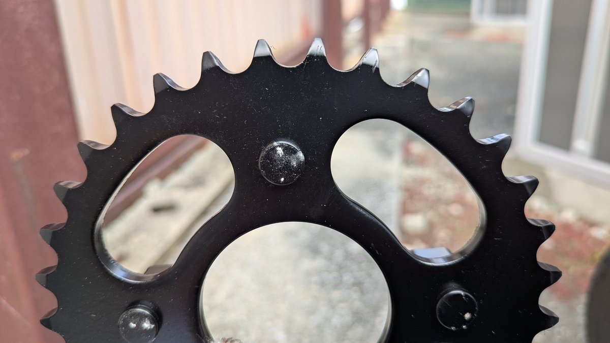 spaceplus_ty's tweet photo. 普段、原付バイクのジョルカブに乗ってるんですが
あまりにも調子悪いと思って点検してみたら…

後輪のチェーンが掛かる部分
山がナメまくって葛飾北斎の描く波みたいになってる〜🌊🌊🌊
よく走行中に外れなかった。

←古いスプロケ　新しいの→ https://t.co/htpfEHqpMP