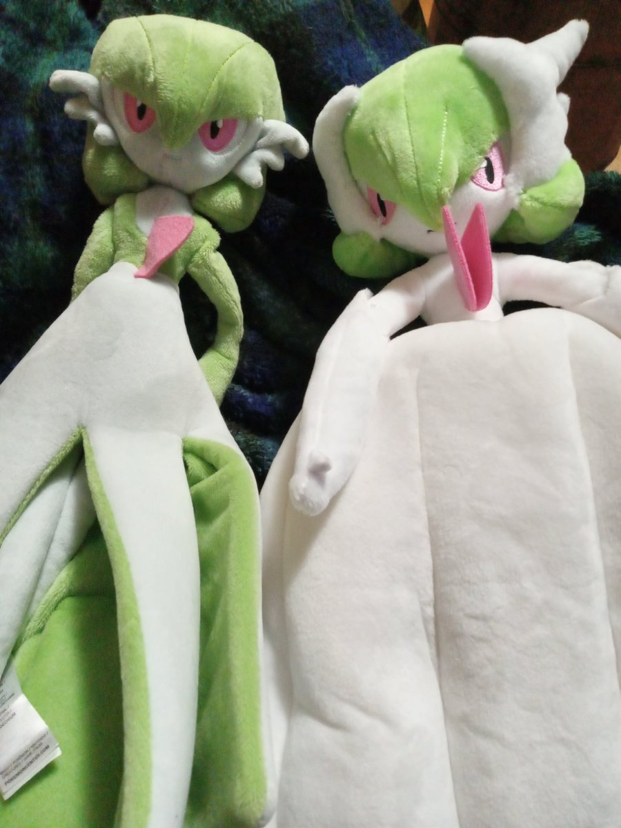 sunnydr0pdraws's tweet image. can we get a gardevoir pretty please,,