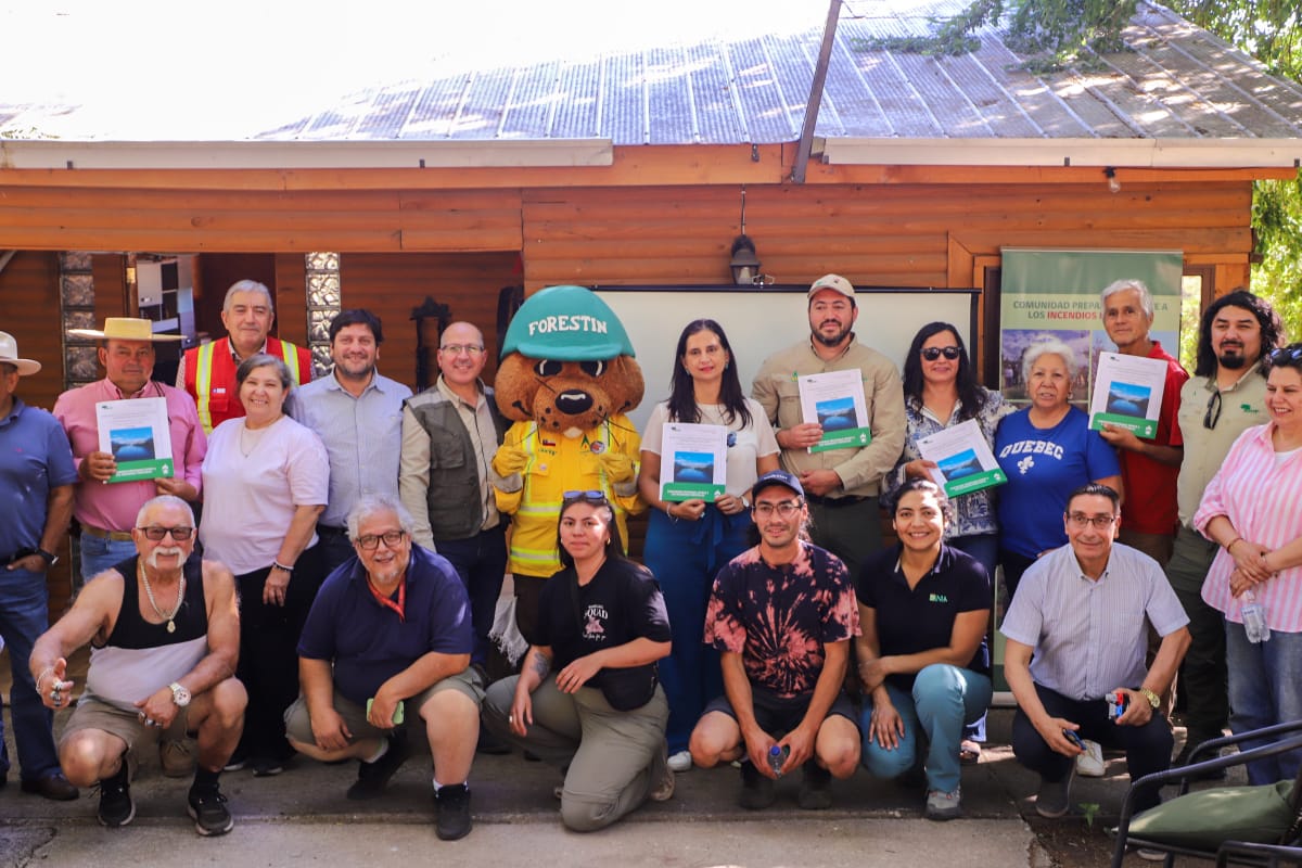 MinagriCL's tweet photo. 🚫🔥Mayor colaboración con las comunidades para prevenir incendios forestales

👉 En el sector Juan Amigo, en Linares, la ministra Ignacia Fernández junto al delegado de @DPRMaule, Humberto Aqueveque, equipos de @conaf_minagri y autoridades locales conocieron el trabajo del programa Comunidades Preparadas.

🏡Esta iniciativa permite que vecinas y vecinos de las zonas de interfaz urbano - rural se puedan capacitar sobre prácticas para reducir el riesgo de incendios forestales y mantener sus casas seguras, con limpieza de techos y canaletas de hojas secas, eliminando vegetación alrededor de las viviendas, manteniendo caminos despejados, construyendo cortafuegos, entre otras medidas.