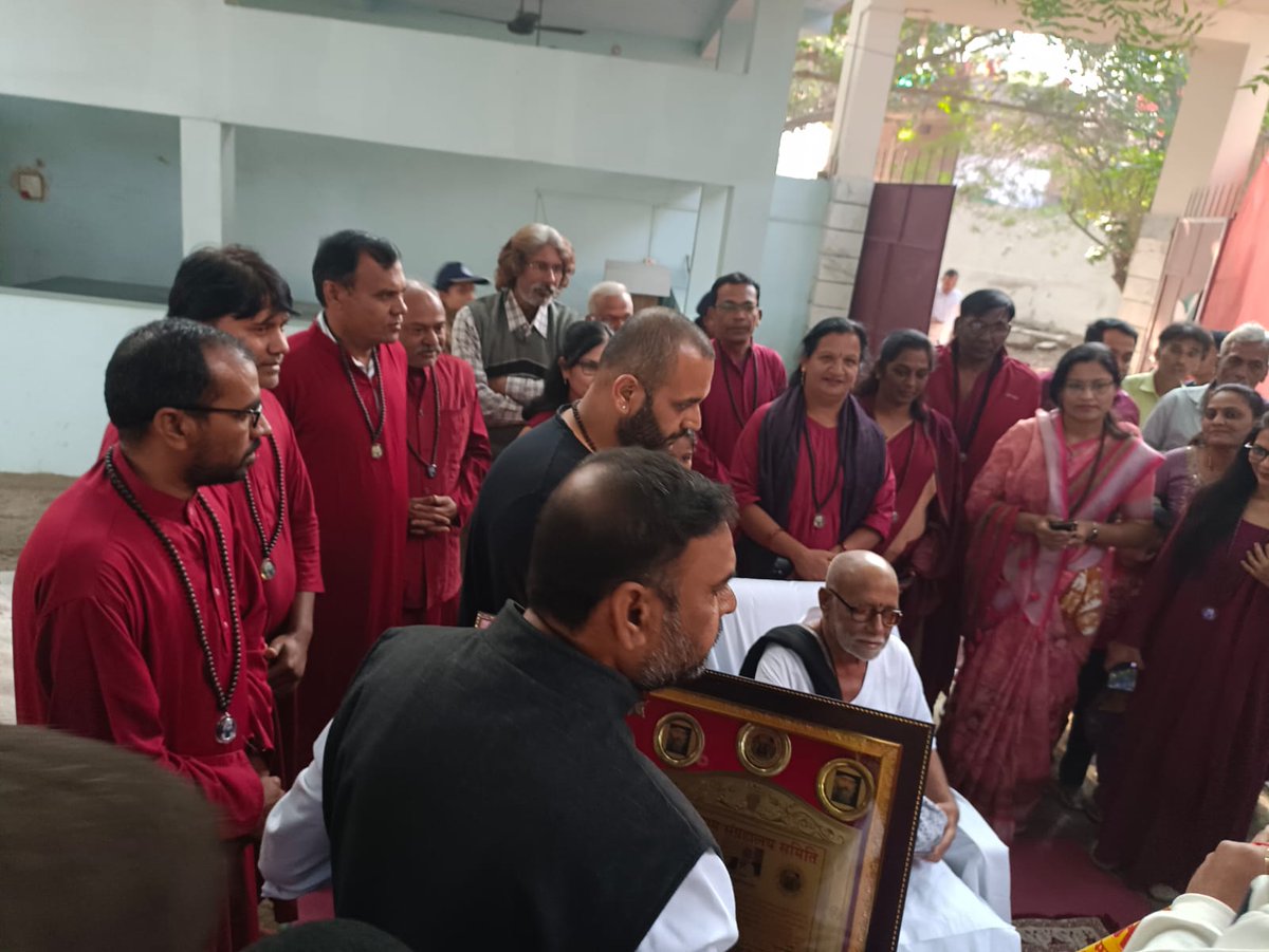 Brandavan123's tweet photo. मुरारी बापू जी का ओशो लीला आश्रम गाडरवारा में शुभागमन। https://t.co/2wFJlsXL5Q