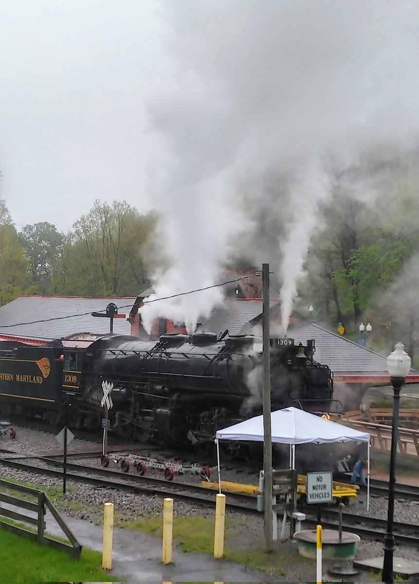 2022年5月19日,在马里兰州弗罗斯特堡,我的车轴断了。为了翻译苏菲派诗人尤努斯·埃姆雷的诗歌,我开始学习土耳其语。等我到达俄亥俄州时,我已经出版了一本收录了他26首诗的诗集(您可以在https://t.co/4uygHUlEMx 购买)