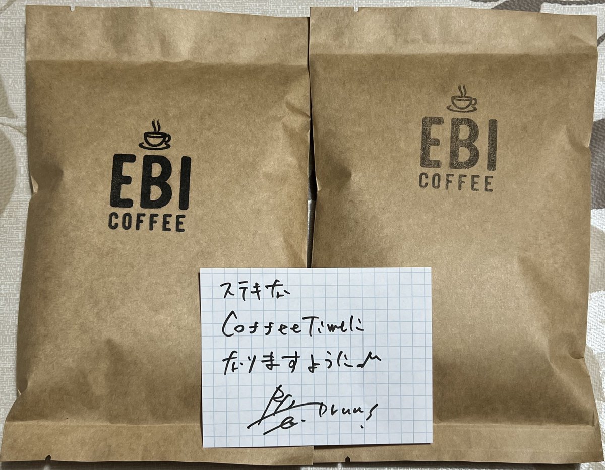 G1kfxNebaATFl5j's tweet photo. EBI coffee開封の儀✨
ＮＯ1と2を買ったのだけど、表示がなくてどっちがどっちだかわからない問題🤣
今日はどんぐりのパンと一緒に右側をいただきました☕️
深煎り酸味少なめ、しっかりとした苦味とコク、ほのかな甘み…たぶん1かな。美味しかった🥰
我が家の庭にちっちゃい足跡🐾✨ルールルルル🦊 https://t.co/otMbeYRmA2