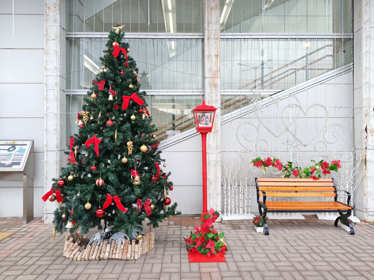 🎄✨二戸駅東口にクリスマスツリーが出現！✨🎅 今年も駅前が