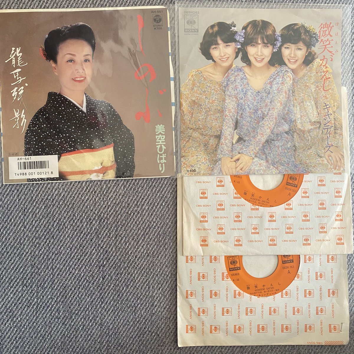 アナログ盤買うと敬コレクションのシングルレコード中から２枚選んでいただける
ワイはこの２枚いただいた
「微笑みがえし」好きすぎてワイが当時買ったやつジャケットを失くしてたのでジャケ狙いでいただきました
なのでレコード２枚になっちまった