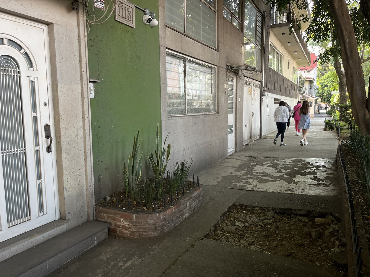 slopezjacob's tweet photo. Amigos de @BJAlcaldia @AccionesBJ @LuisMendozaBJ @Narvarte_ @BlindarBJ, porfa apóyenos reparando esta banqueta frente a Concepción Beistegui 1113, entre 1a. u 2a. Cerrada de Concepción Beistegui. Tiene más de 1 mes que lo reporté. https://t.co/YxBE3Yr48V