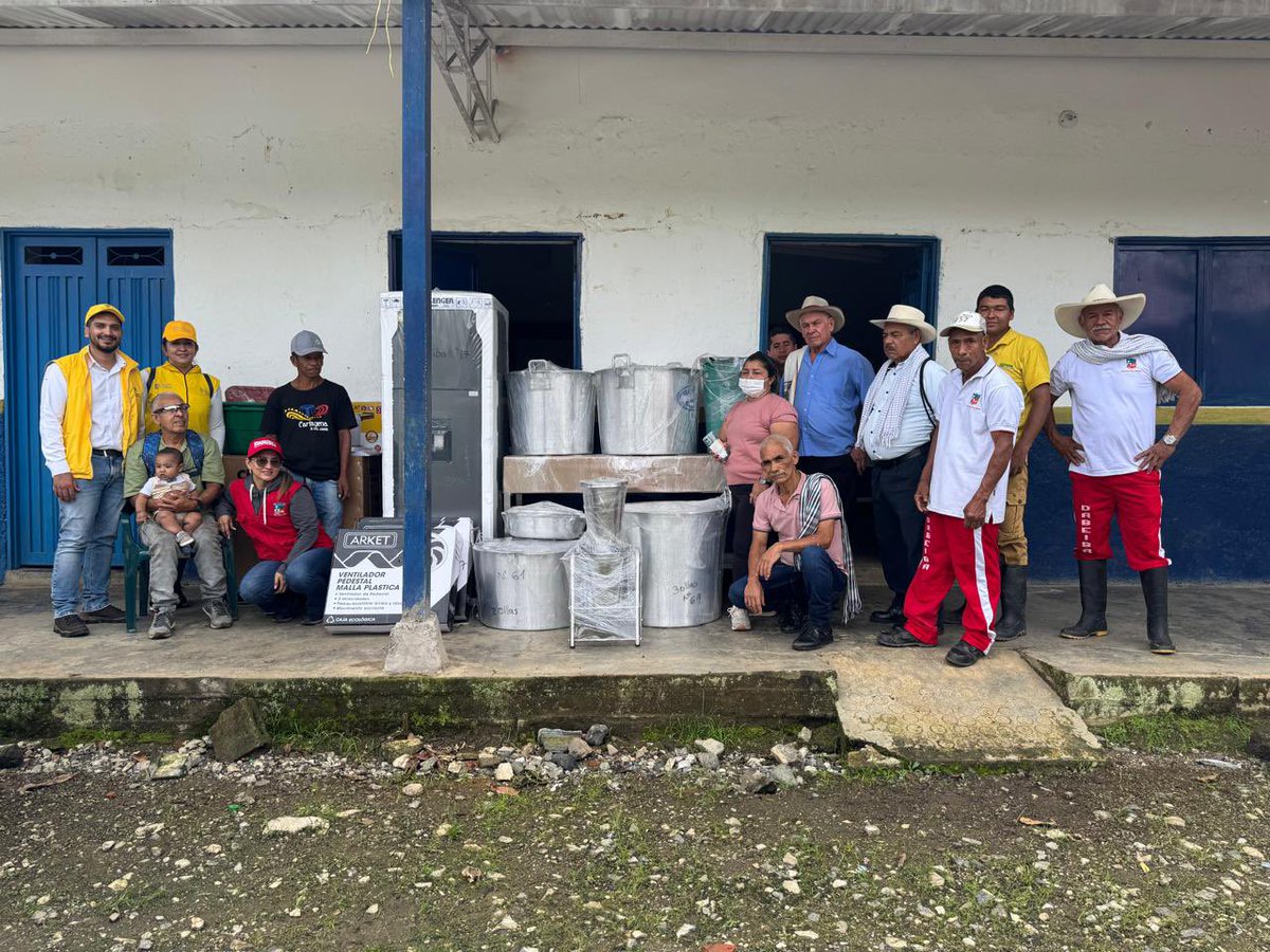 UnidadVictimas's tweet photo. En Dabeiba, #Antioquia , la @UnidadVictimas entregó dotación mobiliaria a las JAC de San José de Urama y Llano de Cruces. Sillas, mesas, ventiladores, menaje de cocina y electrodomésticos que impulsan la capacidad de gestión comunitaria y la reconstrucción del tejido socia. https://t.co/rNZOFgz9xR