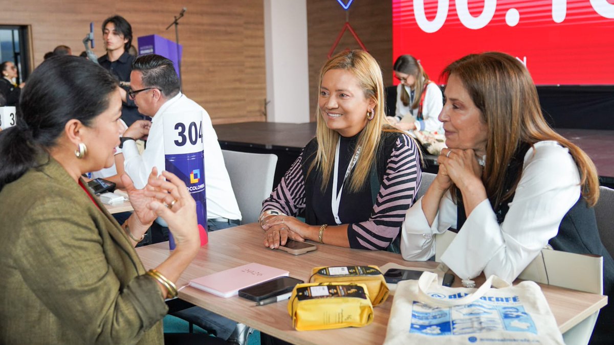 PROCOLOMBIACO's tweet photo. 🌱 La Macrorrueda de #Bioexpo 2025 reunió a más de 150 participantes nacionales e internacionales en Pasto, impulsando exportaciones, promoviendo inversión extranjera directa y fortaleciendo el turismo sostenible de #ElPaísDeLaBelleza. Un encuentro que desde Nariño demostró el potencial de los negocios verdes de #OrigenColombiano.