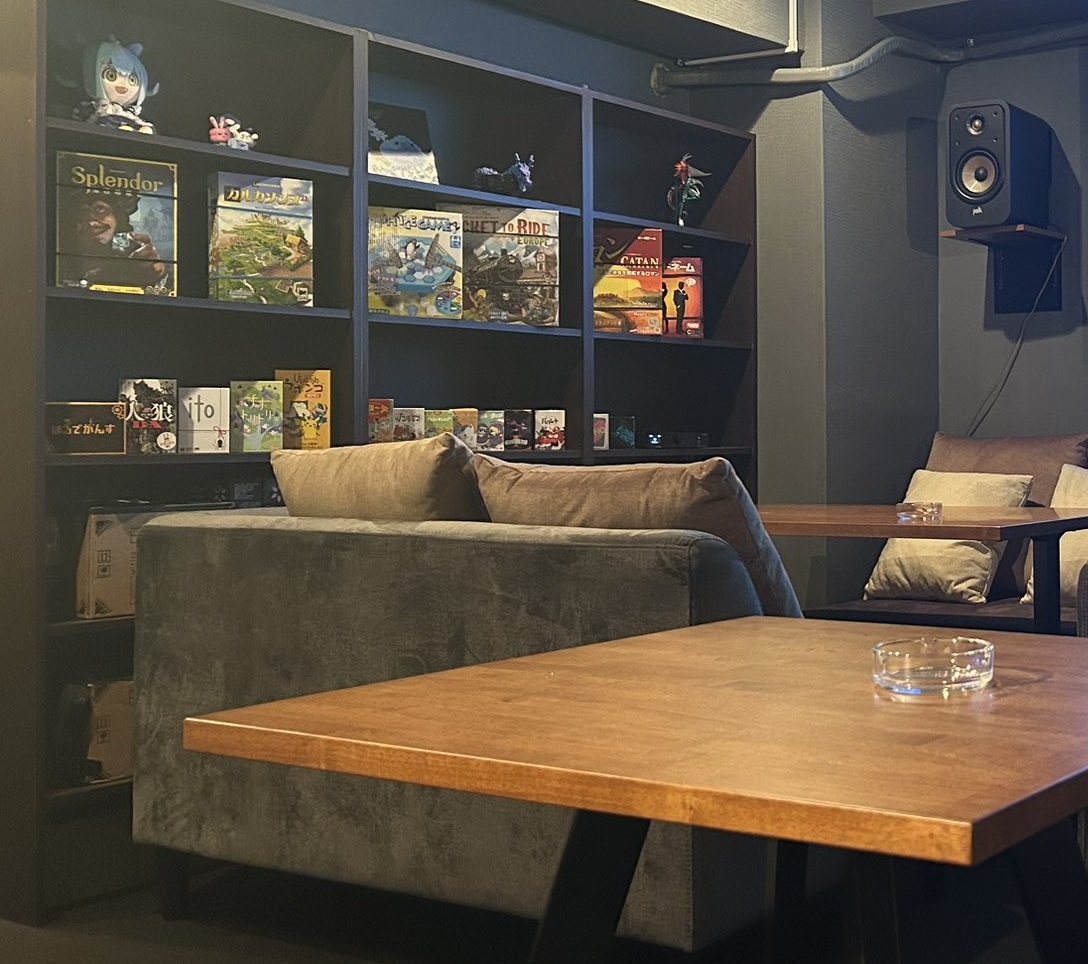 🀄️ボードゲーム好き集まれ🎲
当店は シーシャ無し でも
 ボードゲームカフェとして利用OK！
友達と／おひとり様でも大歓迎👏
人狼やカードゲームの相手も見つかるかも…！
📍五反田駅すぐ
🕒 土日は 13時〜営業！
Wi-Fi &amp; コンセントあり

気軽に遊びに来てください✨
#ボードゲームカフェ #五反田