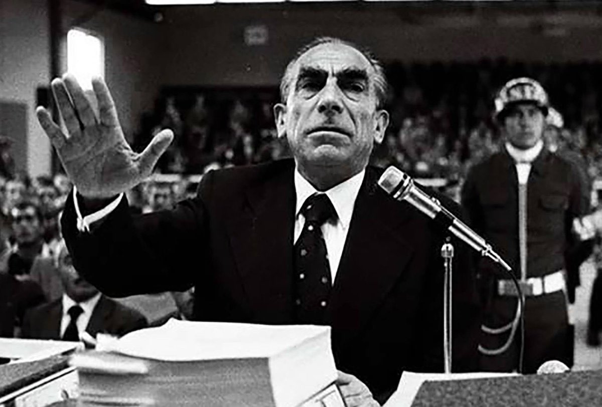 Bazen "çizmeyi aşma Sakıp ağa"  diye ülkenin en zenginine  ayar veren
Bazen "ne mozaiği ulan" diye kükreyerek  meclisteki vekili susturan Bazen de " Barzani'nin muhatabı Üzümlü karakolunun astsubay komutanidır" diye had bildiren Alparslan Türkeş 'i özledim.
Ruhu şad olsun