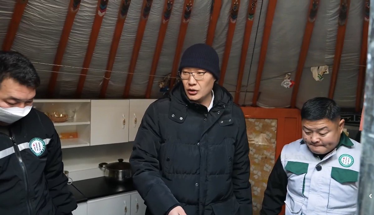 Далбийчихаад халдаггүй хогийн зуухаа шахаад явж байна! Хятад хогоо түлэх аргыг нь заасан нэр зүүж арьсаа хамгаалж яваа бэртэгчин!
Хог гэдгийг нь Өмнөговийнхон, Баянголынхон нотолсон.
Хүний зовлон дээр гарч ирж улсын мөнгө идэх гэж хотын ногоон хөгжил хариуцсан дарга болсон?