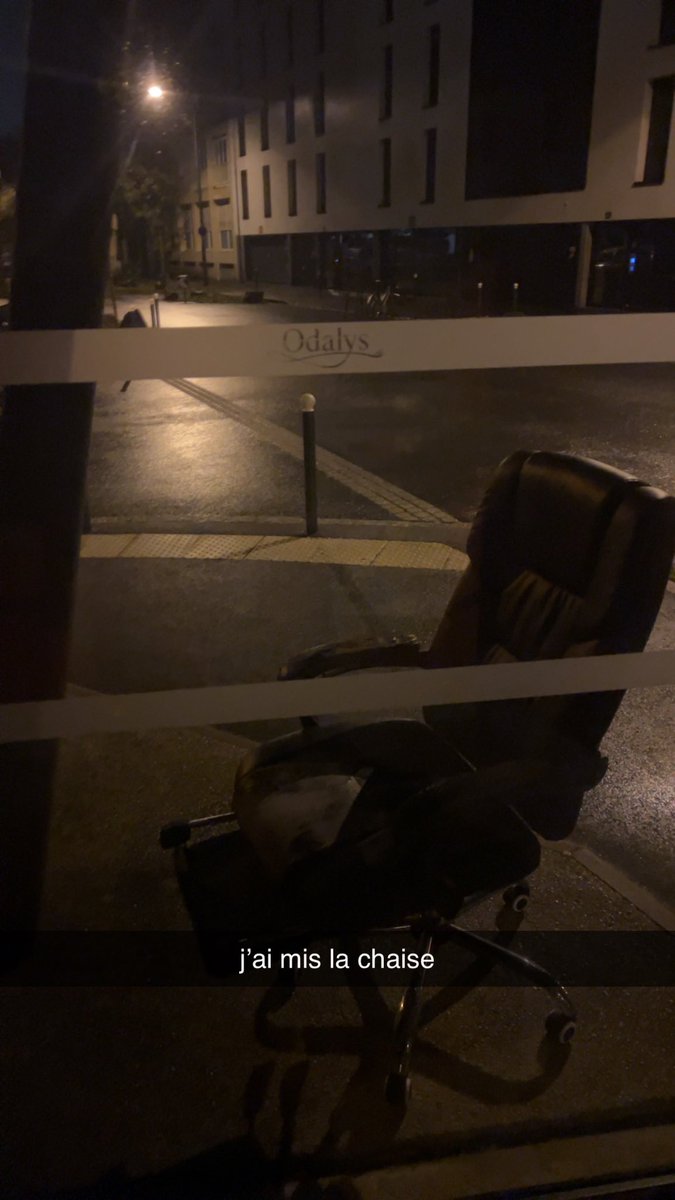 naelsobased's tweet image. j’ai mis la chaise