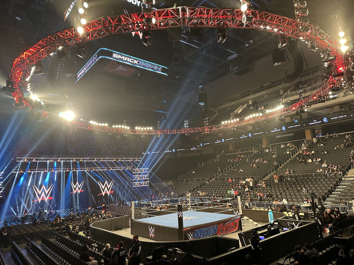 ShatteredGrid's tweet photo. Getting ready to watch #wwesmackdown https://t.co/zoiFbIVhR7