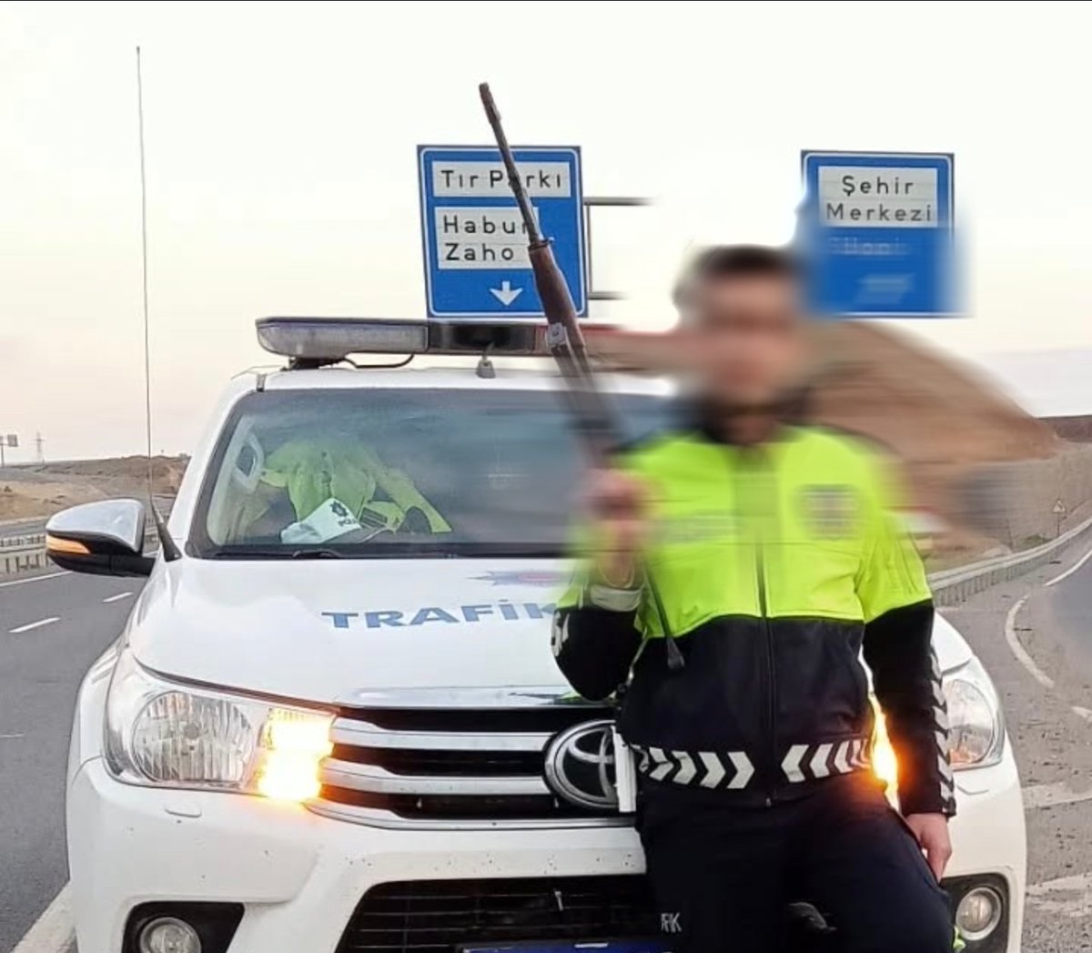 Açığa alınan trafik polisi açıklama yaptı:

"Büyük Türk Milletine...

Hakkımda FETÖcü olduğu ortaya çıktı şeklinde yalan haber yapan kanallar, sayfalar görüyorum. 2013 senesinde polislik mülakatında FETÖ’cüler tarafından dişi seyrek bahanesiyle elenen ben ile FETÖ birbirine yer