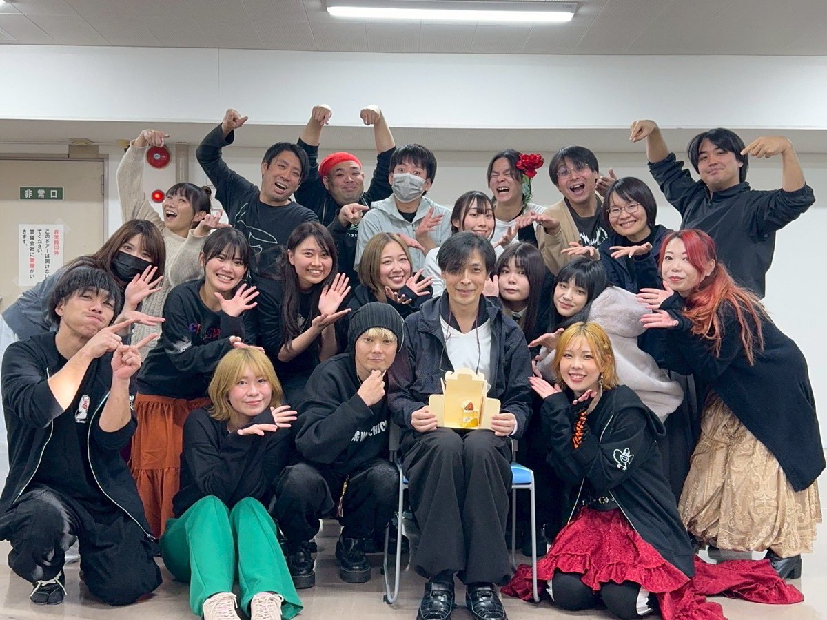 #ぶらいとれいのけいこば

本日はjauneNチームの稽古写真をお届け📦💨
ついに王太子が合流💡
写真を見ながらどんなシーンかワクワクしてください☺️
そして、こちらのチームは誕生日ラッシュ💨
大切な日をお祝い出来ることが幸せ！

🎫 x.gd/hQLQg
#ぶらいとれい
#ビッグマウスチキン