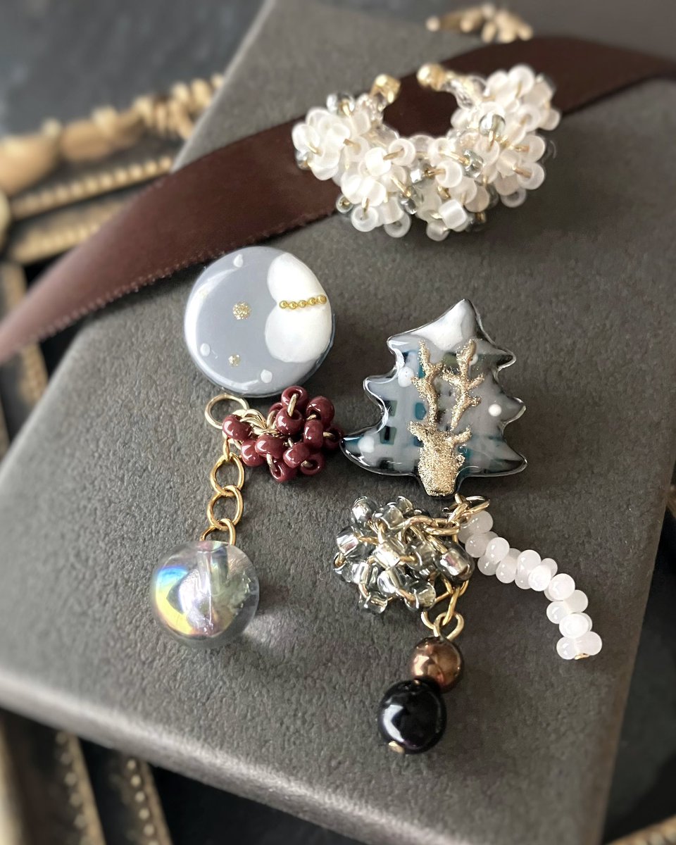 「トナカイのかくれが」

     クリスマスを待つトナカイは
　 深い森の樹木にまぎれて
　 ひっそりと暮らしています

アシンメトリーイヤリング/ピアス

minne店限定です🎄⛄️❄️

トナカイのかくれが 雪だるま 
イヤリング/ピアス
minne.com/items/44245162

イヤーカフセット
minne.com/items/44247584