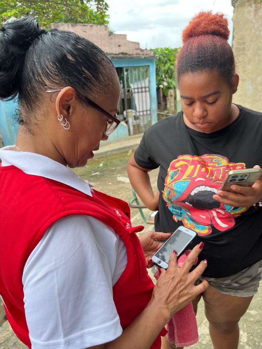 Voluntarios de la Puya de Arroyo Hondo, en la comunidad El Túnel de Capotillo, junto al personal técnico de la sede central.
Continúan con las  jornadas de censo y levantamiento de información casa por casa.