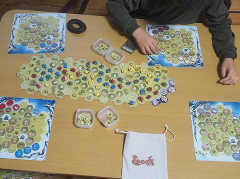 matz_jon's tweet photo. 4つの勢力がひしめき、互いに勝利を目指して競うぜっ!「ルート」ボードゲーム、全国大会があるってホントっ?なら今から鍛えないとっ!…え違うの?
#Looot #Neuland https://t.co/xBeu0qrEce