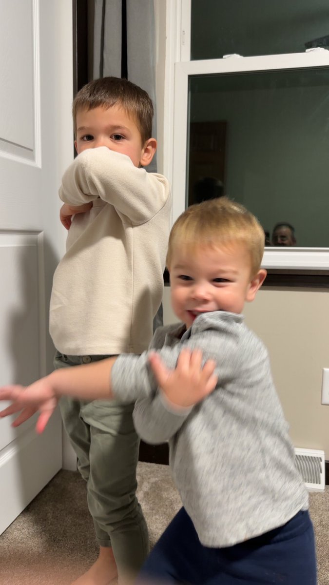 kevin32008's tweet photo. @twentyonepilots they feel like garbage. Biting down on their shirt sleeve. #twentyonepilots #bigfans #garbage https://t.co/tP1D3WixpH