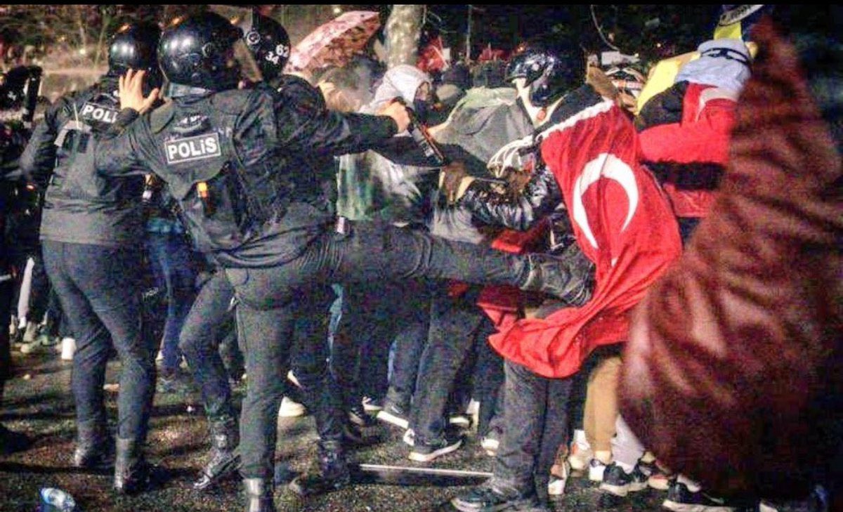 tengrimiz3's tweet photo. Bölücü terör örgütüne tepki gösteren polis ışık hızıyla açığa alınırken, Türk bayrağına tekme atan hakkında işlem yapılmadı.
#OnurŞenerYalnızDeğildir https://t.co/Yiy5wlTxb1