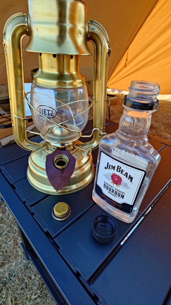 オイルランタンのオイル入れにジムビームとかの度数の高い酒が入ってる200ml容器がちょうどタンク一杯分で薄型で軽くて見た目も悪くなくて使い勝手がいいって昔から言ってたのに結局浸透しなかったな
