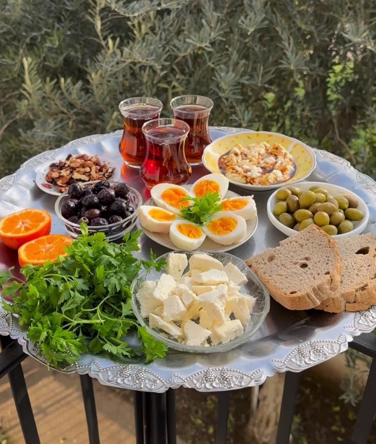 "صباحٌ بسيط… لكنه مليء بالبركة والراحة.
خبزٌ دافئ، شايٌ هادئ، وزيتونٌ يذكرنا بسلام الأرض.
هكذا تبدأ الأيام الجميلة. ☀️🍯🫒❤️"