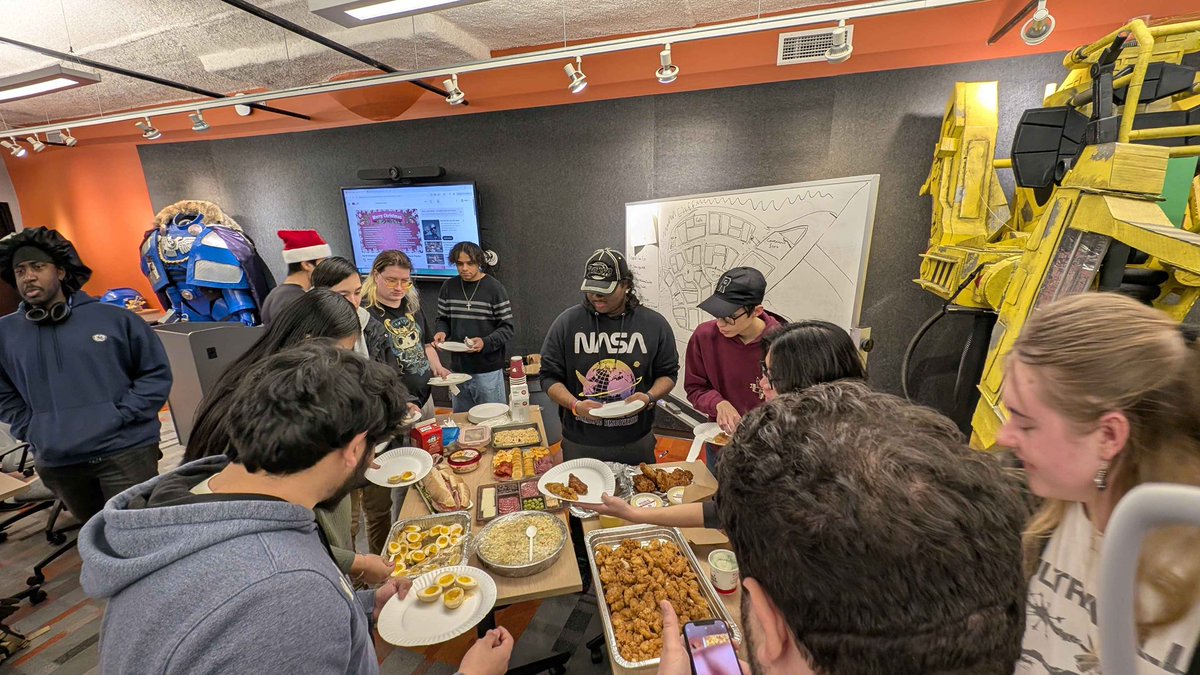 Lesley_Esports's tweet photo. Year 2 of Lesley Esports Secret Santa &amp; Potluck 🎄🎁

Huge family vibes, great food, even better people 💚 https://t.co/coGyxHZe4Y