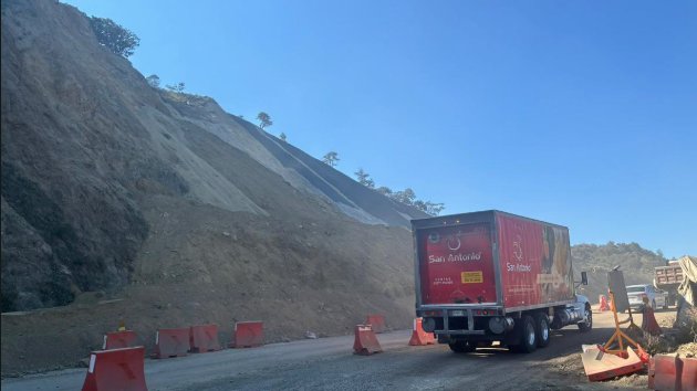 #TomePrecauciones en #Oaxaca continua cierre de circulación en ambos sentidos por deslave de Talud sobre la carpeta asfáltica, cerca del km 206+000 autopista Cuacnopalan-Oaxaca, tramo Huitzo-Oaxaca (San Pablo Etla). Atienda indicación vial.