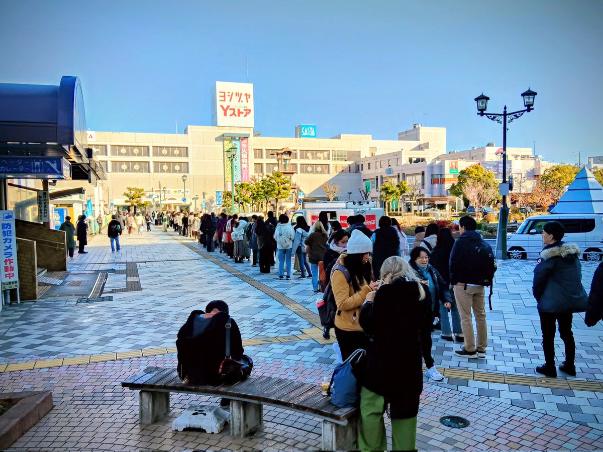 AichiAE899's tweet photo. おはようございます☀️
今朝の犬山駅🚉、明治村行きバス停は大行列でした🚌✨
やっぱり天気がいいとお出かけ日和ですね😊 https://t.co/6gkqPRhFQ1