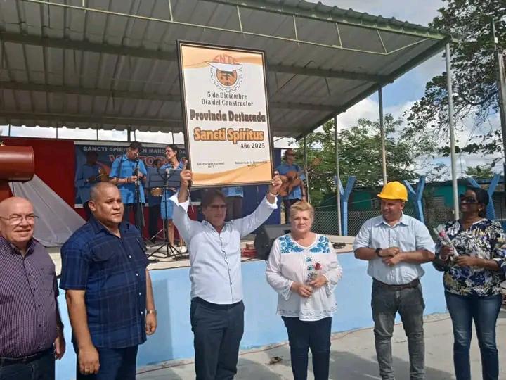 Acto especial para honrar a los constructores espirituanos, galardonados como Destacados.  
#SanctiSpíritusEnMarcha
<a href="/DeivyPrezMartn1/">Deivy Pérez Martín</a> <a href="/DiazCanelB/">Miguel Díaz-Canel Bermúdez</a> <a href="/DrRobertoMOjeda/">Dr. Roberto Morales Ojeda</a> <a href="/PartidoPCC/">Partido Comunista de Cuba</a>