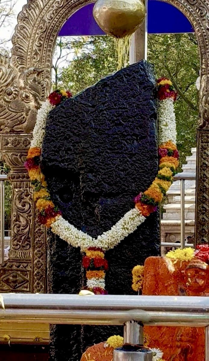 ॥ जय शनि शिंगणापुर ॥

ॐ काकध्वजाय विद्महे खड्गहस्ताय धीमहि तन्नो मन्दः प्रचोदयात।

🔆 अर्थ:  मैं उनका ध्यान करता हूँ जिनके ध्वज में कौआ है, जिनके हाथ में तलवार है। वे शनि देव हमारी बुद्धि और कर्म को सही दिशा दें।

(शनि गायत्री मंत्र)